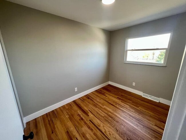 Building Photo - Charming, updated 2bdrm/1bth with full basement