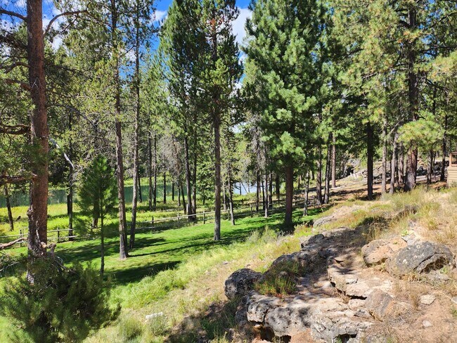 Building Photo - Riverfront - FALL SPECIAL - $250/OFF FIRST...