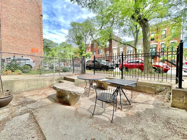 Building Photo - 1412 W Flournoy St