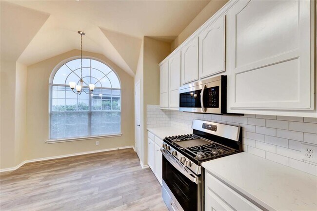Building Photo - 2204 Grove Dr