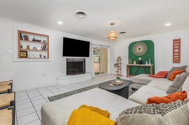 Building Photo - 2404 Crestview Cir