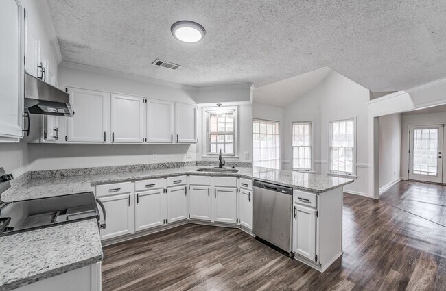 Building Photo - Style, Space, and Convenience in the Heart...