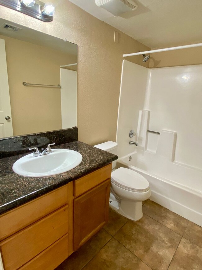 Building Photo - Phoenix 2 Bed 2 Bath Condo Near Airport an...