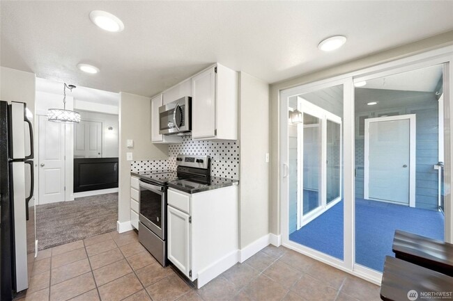 Building Photo - 4641 W Lake Sammamish Pkwy SE