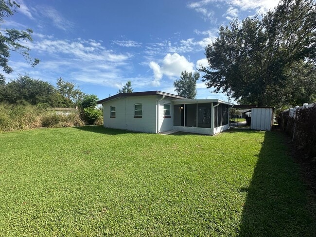 Building Photo - 3/2 home available in Bunche Manor featuri...