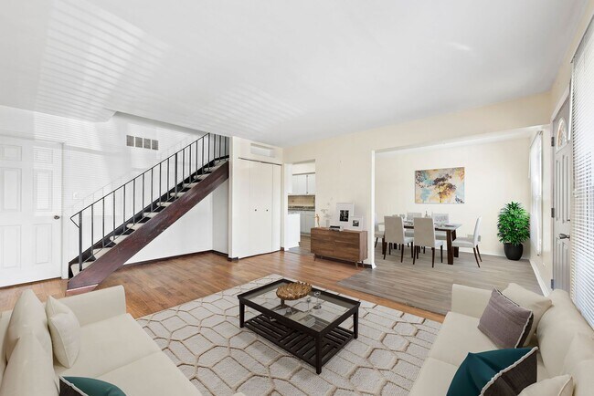 Building Photo - Townhouse in Hoffman Estates