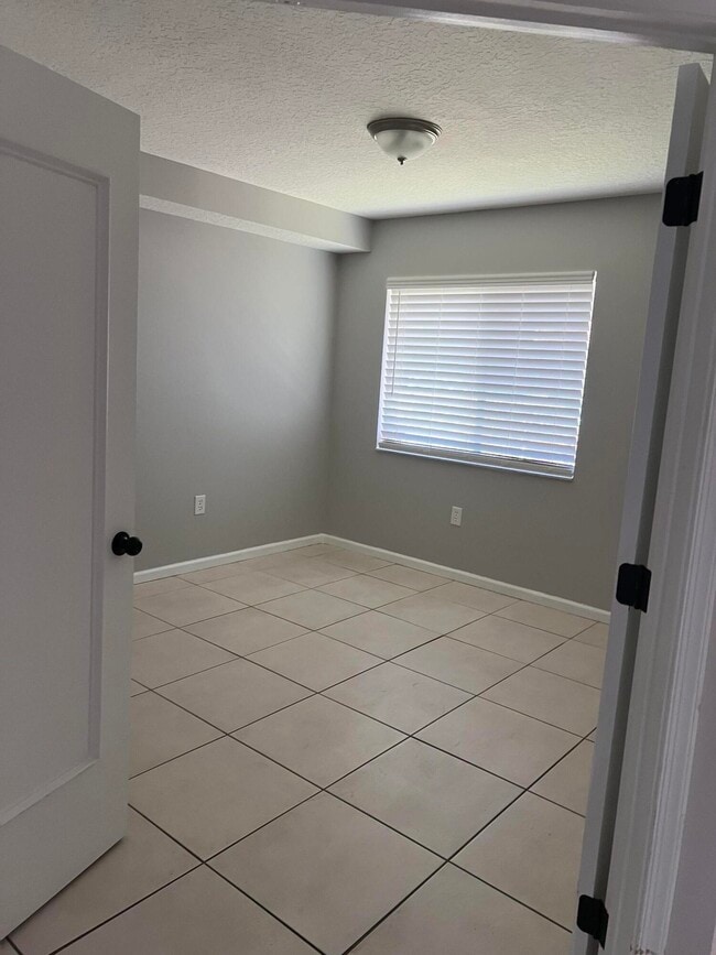 Building Photo - 5951 Regal Glen Dr