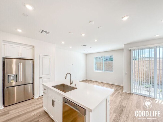Building Photo - 7006 Solara Wy