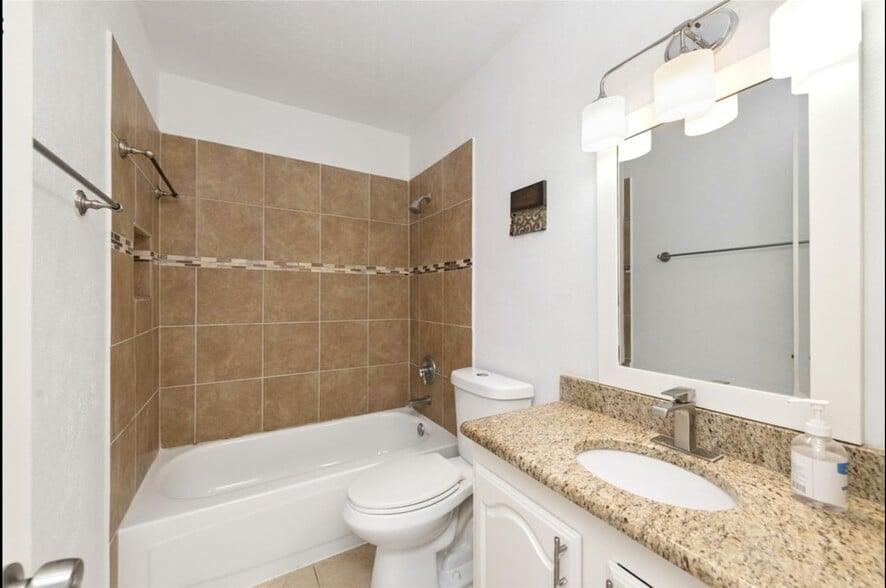 Second full bathroom (located in the hallway) - 543 Guadalupe Dr