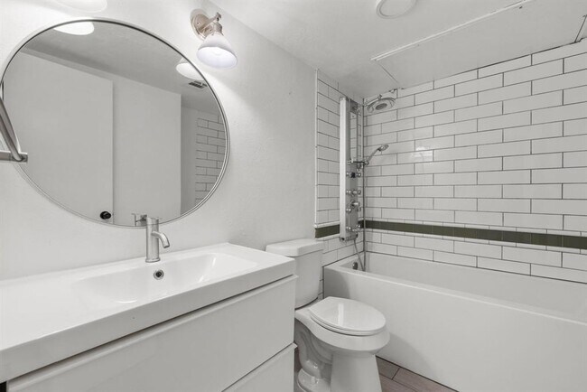 Building Photo - 505 W 7th St