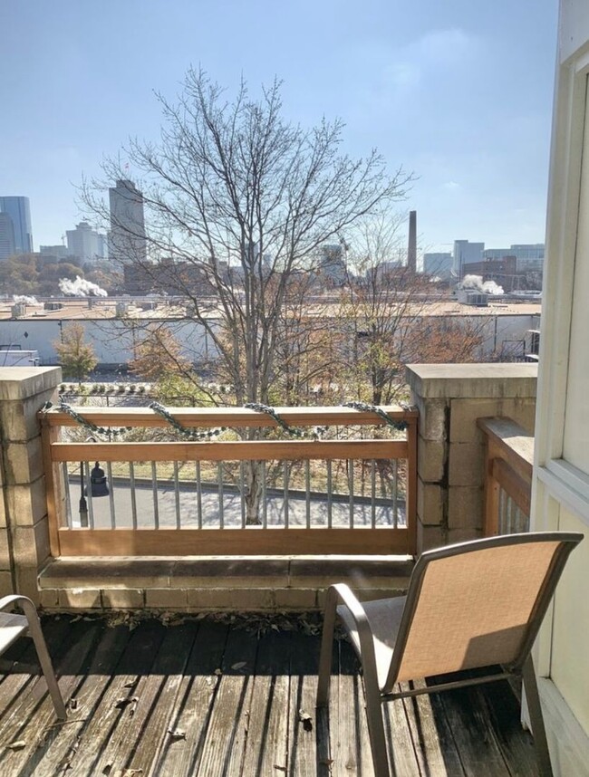 Building Photo - 2 BEDROOM 2.5 BATH TOWNHOME WITH DOWNTOWN ...