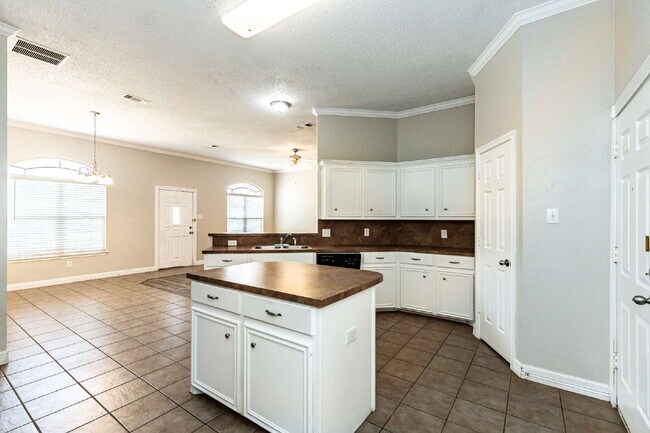 Building Photo - 3 bedroom 3 Bath House plus office