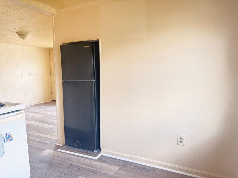 Building Photo - 502 Oak Dr