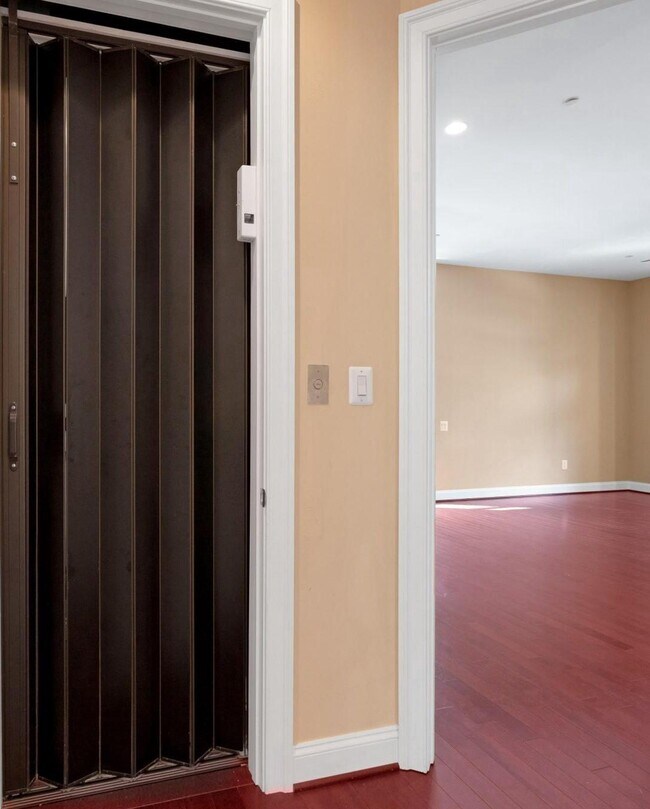 Building Photo - 7607 Newmarket Dr