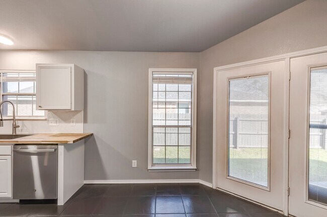 Building Photo - 113 W Deer Horn Pass