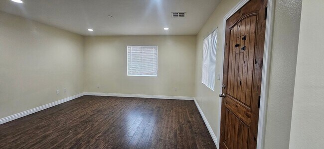 Building Photo - 75(611)