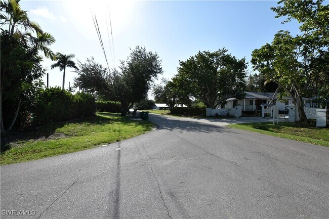 Building Photo - 3461 Lakeview Dr