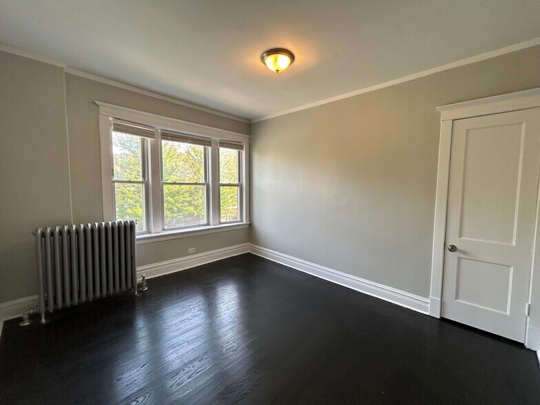 Building Photo - 4301 W Wrightwood Ave