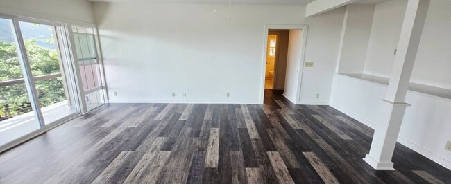 Building Photo - Large 3-Bedroom & 2-Bath Home