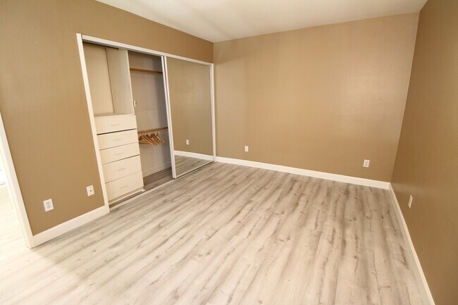 Building Photo - 10960 Ashton Ave