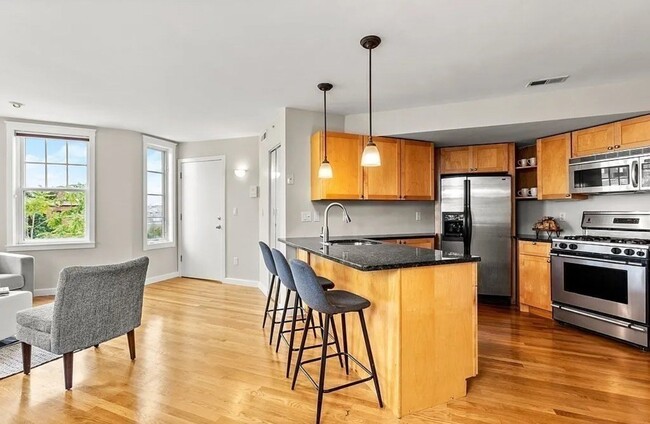 Building Photo - Prime Location- Southie 2 Bed/ 2 Full Bath...