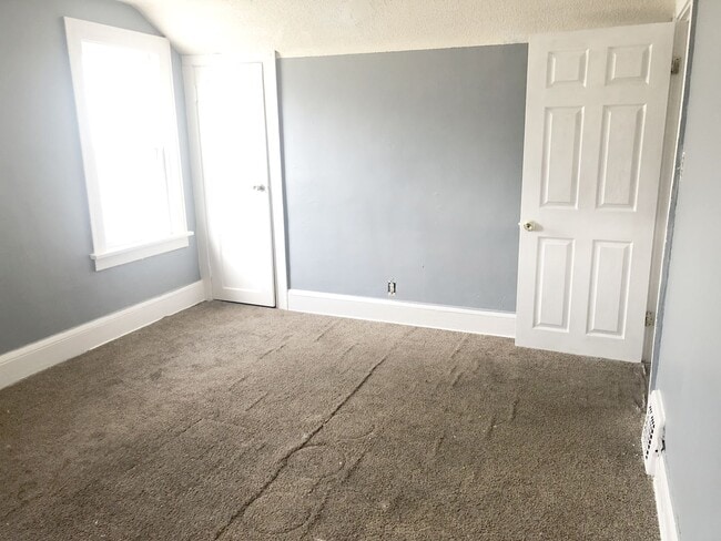 Building Photo - 2 BED 1 BATH SINGLE FAMILY HOME IN EUCLID!