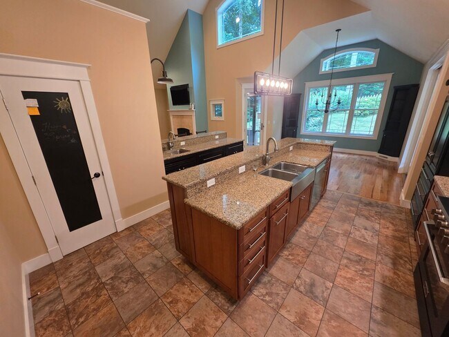 Building Photo - Luxurious 3-Bedroom Home in Poughquag, NY