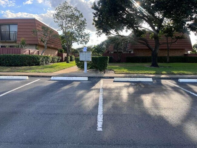 Building Photo - 12 Waterford Dr S