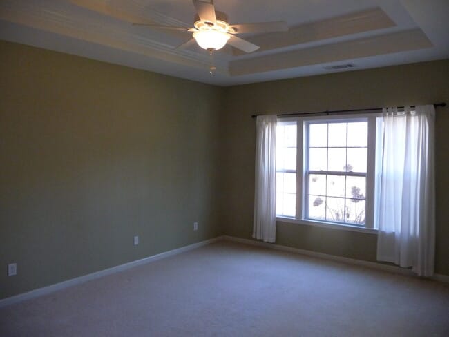 Building Photo - Executive Home!