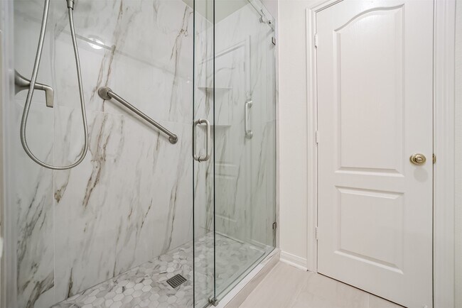Building Photo - 14015 Falcon Heights Dr
