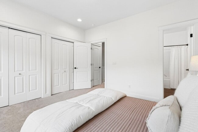 Building Photo - Spectacular SW Portland 2 bedroom Townhouse