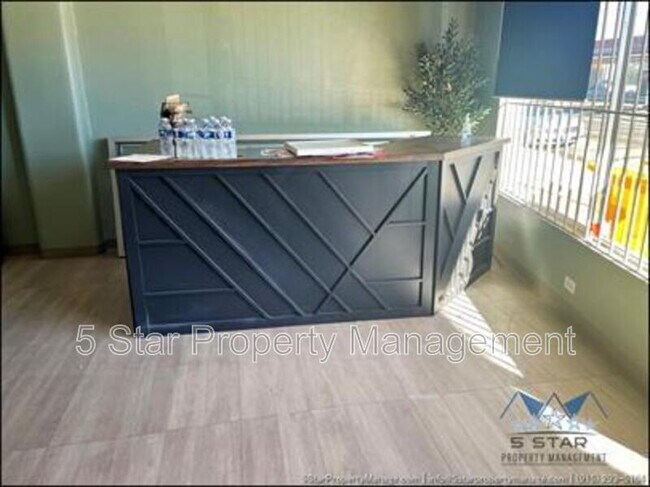 Building Photo - 1909 Yandell Dr