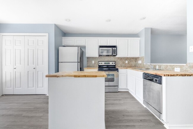 Building Photo - Carriage Place Square