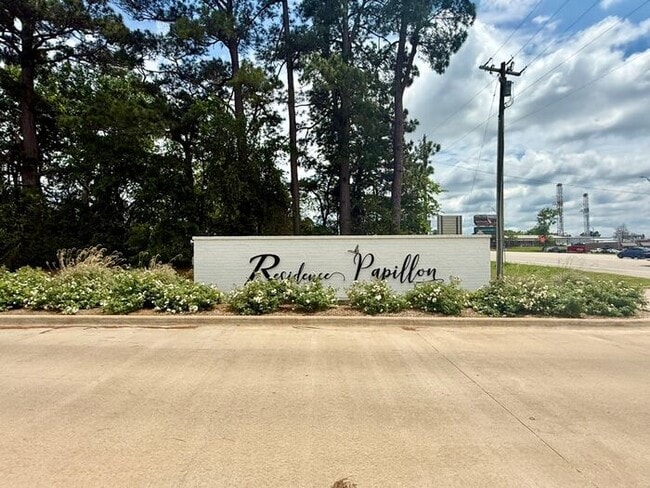 Building Photo - Sign a Lease By the End of July and Receive One Month of FREE Rent! Luxury 3 Bedroom 2.5 Bath Tow...