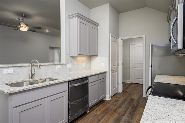 Building Photo - 2801 Tulip Dr