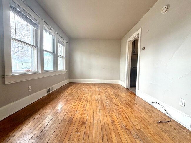 Building Photo - Cozy 2 Bedroom Single Family Home- Near Bellevue Wi