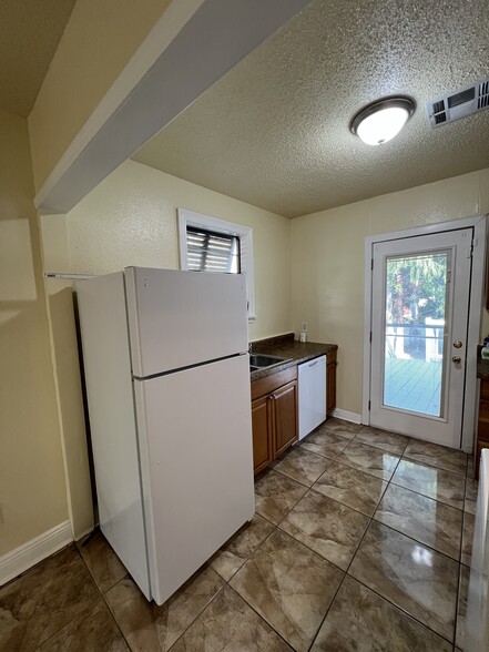 Kitchen - 3509 Leonidas St