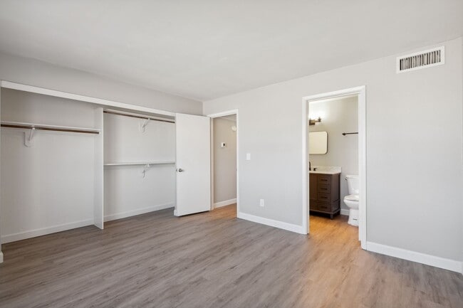 Building Photo - DOWNTOWN MESA APARTMENT!