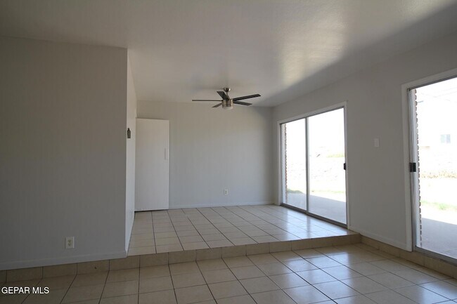 Building Photo - 317 Thunderbird Dr
