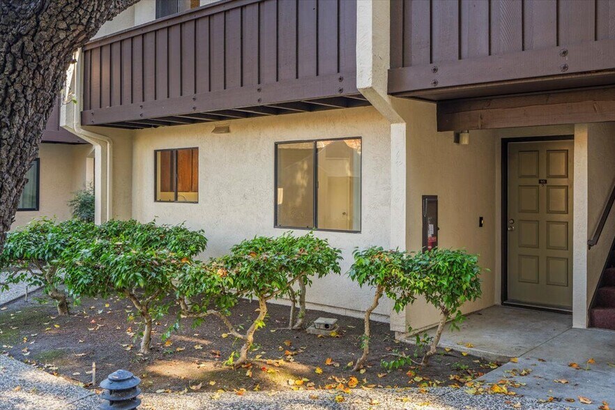 Building Photo - 999 W Evelyn Ave