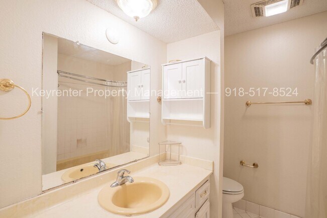 Building Photo - 3 Bed | 2 Bath in South Tulsa!