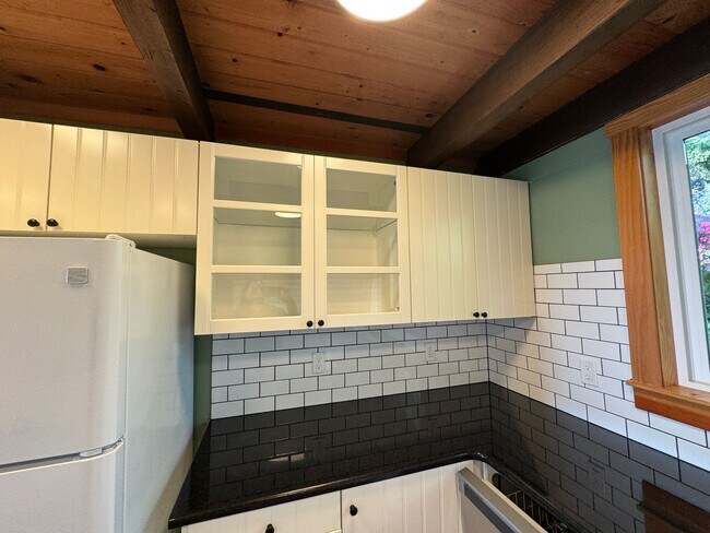 Building Photo - Beautiful Ocean Front Home in Seal Rock!
