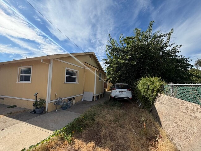 Building Photo - 1528 Los Robles Blvd