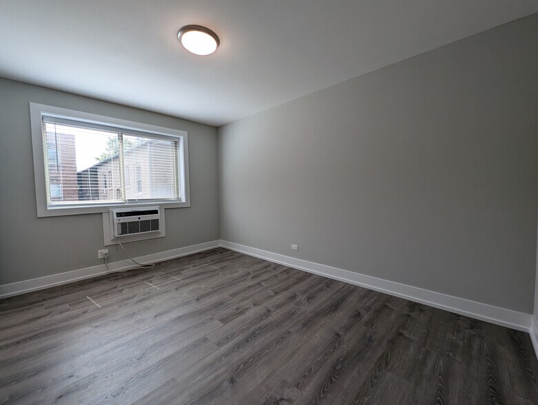Building Photo - 542 W Surf St