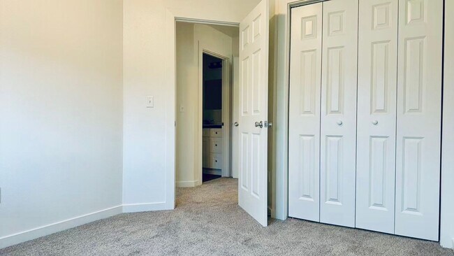 Building Photo - 4 bedroom duplex