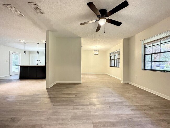 Building Photo - 722 W Alamo Dr