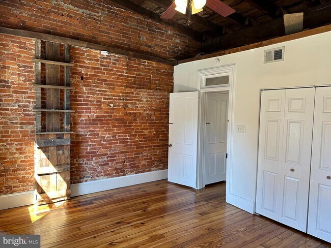 Building Photo - 115 W 13th St