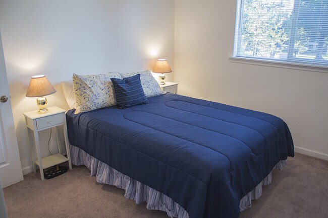 Building Photo - Furnished Seasonal Rental Through May 31, ...