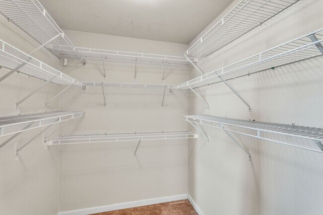 Building Photo - Charming 3 BR + Den Townhouse available now