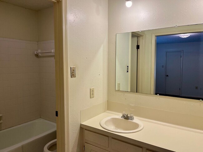 Building Photo - Great location! — Bluebonnet, Jefferson, and I-10 Area.